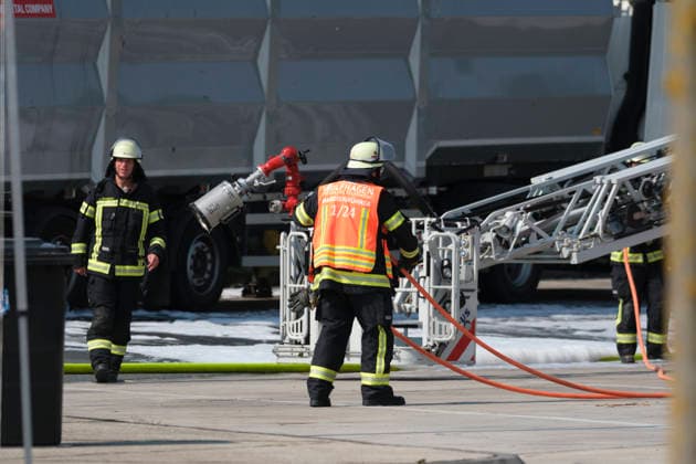 Brennender LKW Auflieger auf Rastanlage Am 30.07.2026 brannte auf der Rastanlage Bühleck an der A44 in Fahrtrichtung Dortmund ein mit Gelben Säcken beladener Lkw-Auflieger. Die Feuerwehr aus Zierenberg, Habichtswald und Wolfhagen wurde gegen 9.50 Uhr alarmiert. Der Fahrer hatte die Zugmaschine bereits vom brennenden Auflieger getrennt und in Sicherheit gebracht. Mit einer Steckleiter, einem C-Rohr und später der Drehleiter der Feuerwehr Wolfhagen wurde der Brand bekämpft. Als mögliche Ursache galt eine unsachgemäß entsorgte Batterie oder ein Akku im Müll. Zierenberg A44 Rasthof Bühleck Hessen Deutschland *** Burning Truck Trailer at Rest Area On July 30, 2026, a truck trailer loaded with yellow bags caught fire at the Bühleck rest