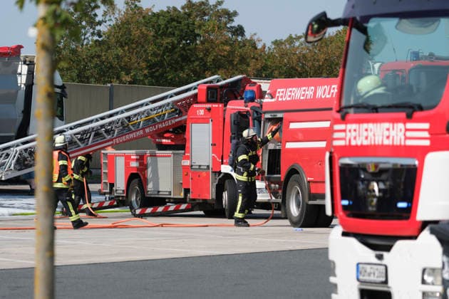 Brennender LKW Auflieger auf Rastanlage Am 30.07.2026 brannte auf der Rastanlage Bühleck an der A44 in Fahrtrichtung Dortmund ein mit Gelben Säcken beladener Lkw-Auflieger. Die Feuerwehr aus Zierenberg, Habichtswald und Wolfhagen wurde gegen 9.50 Uhr alarmiert. Der Fahrer hatte die Zugmaschine bereits vom brennenden Auflieger getrennt und in Sicherheit gebracht. Mit einer Steckleiter, einem C-Rohr und später der Drehleiter der Feuerwehr Wolfhagen wurde der Brand bekämpft. Als mögliche Ursache galt eine unsachgemäß entsorgte Batterie oder ein Akku im Müll. Zierenberg A44 Rasthof Bühleck Hessen Deutschland *** Burning Truck Trailer at Rest Area On July 30, 2026, a truck trailer loaded with yellow bags caught fire at the Bühleck rest