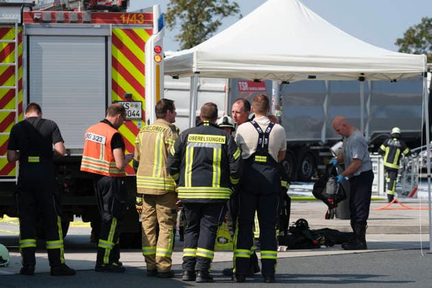 Brennender LKW Auflieger auf Rastanlage Am 30.07.2026 brannte auf der Rastanlage Bühleck an der A44 in Fahrtrichtung Dortmund ein mit Gelben Säcken beladener Lkw-Auflieger. Die Feuerwehr aus Zierenberg, Habichtswald und Wolfhagen wurde gegen 9.50 Uhr alarmiert. Der Fahrer hatte die Zugmaschine bereits vom brennenden Auflieger getrennt und in Sicherheit gebracht. Mit einer Steckleiter, einem C-Rohr und später der Drehleiter der Feuerwehr Wolfhagen wurde der Brand bekämpft. Als mögliche Ursache galt eine unsachgemäß entsorgte Batterie oder ein Akku im Müll. Zierenberg A44 Rasthof Bühleck Hessen Deutschland *** Burning Truck Trailer at Rest Area On July 30, 2026, a truck trailer loaded with yellow bags caught fire at the Bühleck rest