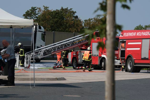 Brennender LKW Auflieger auf Rastanlage Am 30.07.2026 brannte auf der Rastanlage Bühleck an der A44 in Fahrtrichtung Dortmund ein mit Gelben Säcken beladener Lkw-Auflieger. Die Feuerwehr aus Zierenberg, Habichtswald und Wolfhagen wurde gegen 9.50 Uhr alarmiert. Der Fahrer hatte die Zugmaschine bereits vom brennenden Auflieger getrennt und in Sicherheit gebracht. Mit einer Steckleiter, einem C-Rohr und später der Drehleiter der Feuerwehr Wolfhagen wurde der Brand bekämpft. Als mögliche Ursache galt eine unsachgemäß entsorgte Batterie oder ein Akku im Müll. Zierenberg A44 Rasthof Bühleck Hessen Deutschland *** Burning Truck Trailer at Rest Area On July 30, 2026, a truck trailer loaded with yellow bags caught fire at the Bühleck rest