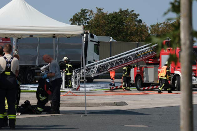 Brennender LKW Auflieger auf Rastanlage Am 30.07.2026 brannte auf der Rastanlage Bühleck an der A44 in Fahrtrichtung Dortmund ein mit Gelben Säcken beladener Lkw-Auflieger. Die Feuerwehr aus Zierenberg, Habichtswald und Wolfhagen wurde gegen 9.50 Uhr alarmiert. Der Fahrer hatte die Zugmaschine bereits vom brennenden Auflieger getrennt und in Sicherheit gebracht. Mit einer Steckleiter, einem C-Rohr und später der Drehleiter der Feuerwehr Wolfhagen wurde der Brand bekämpft. Als mögliche Ursache galt eine unsachgemäß entsorgte Batterie oder ein Akku im Müll. Zierenberg A44 Rasthof Bühleck Hessen Deutschland *** Burning Truck Trailer at Rest Area On July 30, 2026, a truck trailer loaded with yellow bags caught fire at the Bühleck rest