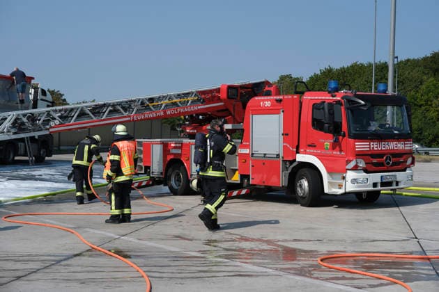 Brennender LKW Auflieger auf Rastanlage Am 30.07.2026 brannte auf der Rastanlage Bühleck an der A44 in Fahrtrichtung Dortmund ein mit Gelben Säcken beladener Lkw-Auflieger. Die Feuerwehr aus Zierenberg, Habichtswald und Wolfhagen wurde gegen 9.50 Uhr alarmiert. Der Fahrer hatte die Zugmaschine bereits vom brennenden Auflieger getrennt und in Sicherheit gebracht. Mit einer Steckleiter, einem C-Rohr und später der Drehleiter der Feuerwehr Wolfhagen wurde der Brand bekämpft. Als mögliche Ursache galt eine unsachgemäß entsorgte Batterie oder ein Akku im Müll. Zierenberg A44 Rasthof Bühleck Hessen Deutschland *** Burning Truck Trailer at Rest Area On July 30, 2026, a truck trailer loaded with yellow bags caught fire at the Bühleck rest