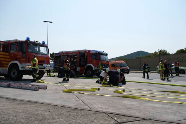 Brennender LKW Auflieger auf Rastanlage Am 30.07.2026 brannte auf der Rastanlage Bühleck an der A44 in Fahrtrichtung Dortmund ein mit Gelben Säcken beladener Lkw-Auflieger. Die Feuerwehr aus Zierenberg, Habichtswald und Wolfhagen wurde gegen 9.50 Uhr alarmiert. Der Fahrer hatte die Zugmaschine bereits vom brennenden Auflieger getrennt und in Sicherheit gebracht. Mit einer Steckleiter, einem C-Rohr und später der Drehleiter der Feuerwehr Wolfhagen wurde der Brand bekämpft. Als mögliche Ursache galt eine unsachgemäß entsorgte Batterie oder ein Akku im Müll. Zierenberg A44 Rasthof Bühleck Hessen Deutschland *** Burning Truck Trailer at Rest Area On July 30, 2026, a truck trailer loaded with yellow bags caught fire at the Bühleck rest
