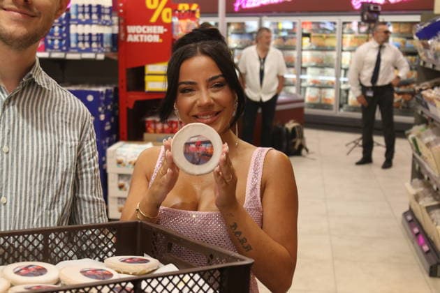 Leyla Heiter bei der Eröffnung des Pennymarkt Leylaland in der Frankfurter Ludwig-Landmann-Straße. Frankfurt, 30.07.2026. Der Discounter PENNY hat am 30. Juli 2026 in Frankfurt am Main (Ludwig-Landmann-Straße 81) den dauerhaften Influencerinnen-Markt Leylaland in Kooperation mit Reality-TV-Star Leyla Heiter eröffnet. *** Leyla Heiter at the grand opening of the Leylaland Penny store on Ludwig Landmann Straße in Frankfurt, July 30, 2026 On July 30, 2026, the discount retailer PENNY opened the permanent influencer-themed store Leylaland at 81 Ludwig Landmann Street in Frankfurt am Main, in collaboration with reality TV star Leyla Heiter Copyright: xAgenturxMatthiasxWehnertx xM.xGränzdörferx