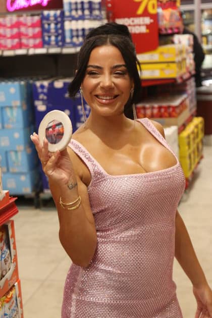 Leyla Heiter bei der Eröffnung des Pennymarkt Leylaland in der Frankfurter Ludwig-Landmann-Straße. Frankfurt, 30.07.2026. Der Discounter PENNY hat am 30. Juli 2026 in Frankfurt am Main (Ludwig-Landmann-Straße 81) den dauerhaften Influencerinnen-Markt Leylaland in Kooperation mit Reality-TV-Star Leyla Heiter eröffnet. *** Leyla Heiter at the grand opening of the Penny Leylaland store on Ludwig Landmann Straße in Frankfurt, July 30, 2026 On July 30, 2026, the discount retailer PENNY opened the permanent influencer-themed store Leylaland at 81 Ludwig Landmann Street in Frankfurt am Main, in collaboration with reality TV star Leyla Heiter. Copyright: xAgenturxMatthiasxWehnertx xM.xGränzdörferx