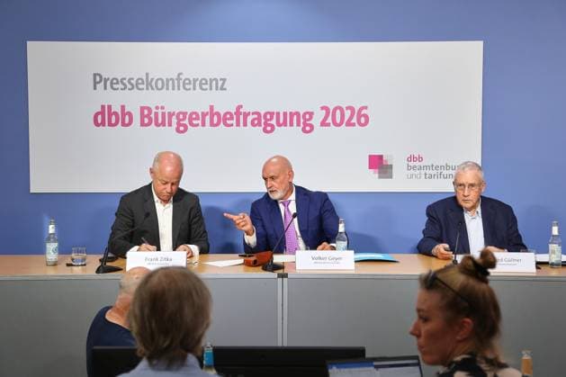 Berlin, Deutschland, 30.07.2026: Haus der Bundespressekonferenz: Pressekonferenz: dbb beamtenbund und tarifunion - Bürgerbefragung öffentlicher Dienst 2026: Frank Zitka, dbb Pressesprecher, Volker Geyer, dbb Bundesvorsitzender, Manfred Güllner, Forsa Beiratsvorsitzender *** Berlin, Germany, July 30, 2026, Federal Press Conference Center, Press Conference: dbb Civil Servants’ Federation and Collective Bargaining Union, 2026 Public Service Citizen Survey, Frank Zitka, dbb Press Spokesperson, Volker Geyer, dbb Federal Chairman, Manfred Güllner, Forsa Advisory Board Chairman Copyright: xdtsxNachrichtenagenturx dts_128973