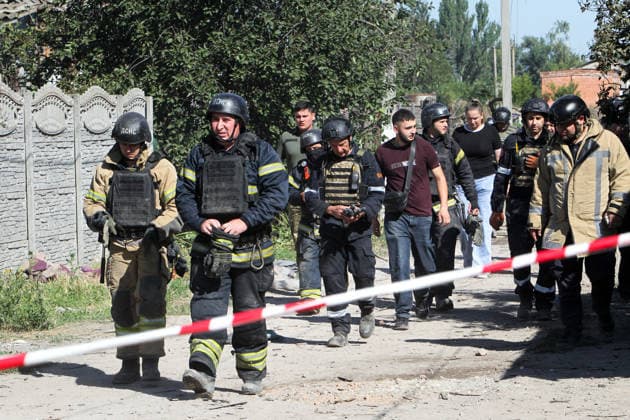 Russia strikes home of large family near Kryvyi Rih Rescue workers search the ruins of the house of a large family hit by a Russian missile, Radushne settlement, Kryvyi Rih district, Dnipropetrovsk region, Ukraine, July 30, 2026. On the night of 29 30 July 2026, Russian occupying forces launched an Iskander-M ballistic missile at the settlement, hitting a private house where a large family lived. Six deaths have been officially confirmed: the parents and three of their children were killed. Search and rescue operations are underway, as other children from the family may remain trapped under the rubble. In total, two private houses were destroyed, while the blast wave and debris severely damaged at least five neighbouring homes. Eight resi  Copyright: xMykolaxMiakshykovx xUkrinformx xAvalonx 1119706666