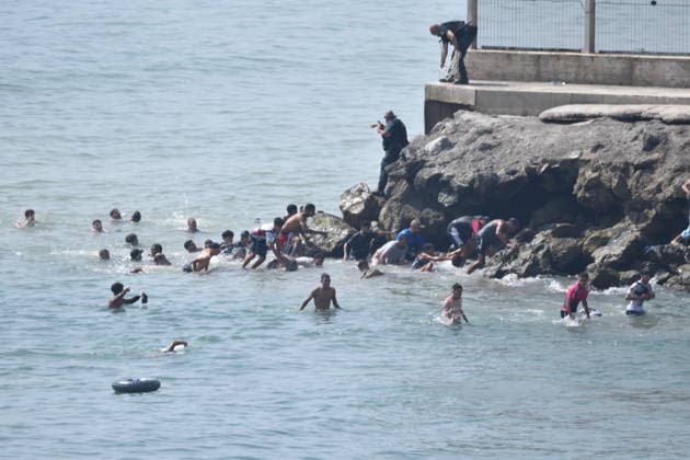 Hundreds of people swim across to Ceuta from Morocco, with a crowd waiting on the other side of the border. Several people attempt to swim across the border on July 30, 2026, in Ceuta, Spain. Hundreds of people of Maghreb origin have crossed into Ceuta from Morocco throughout the morning, both by swimming and via the breakwater, and a crowd is waiting on the other side of the border to enter the autonomous city in the same way. Over the past week, more than 2,000 migrants have already done so. JULY 30, 2026 Europa Press 07 30 2026 Ceuta, Spain  Copyright: xEuropaxPressx 7695266