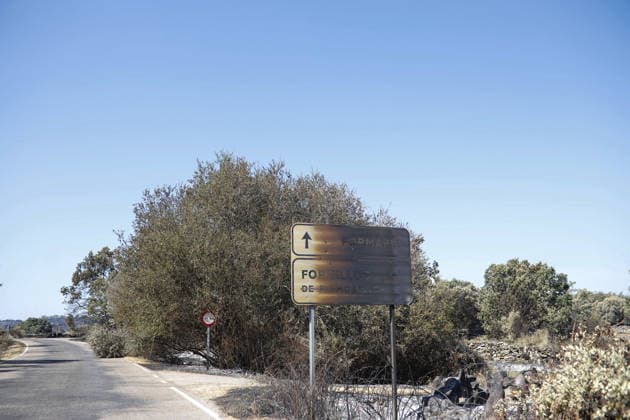 The Fermoselle wildfire has left more than 800 people evacuated from 14 towns, despite positive developments overnight. A traffic sign burned in a wildfire on July 30, 2026, in Formillos, Zamora, Castile and León, Spain. The fire, which began yesterday, Wednesday, July 29, has improved overnight, with the northern and eastern fronts now stabilized, although four active sectors remain on the southern and western flanks, forcing the evacuation of more than 800 people from 14 towns JULY 30, 2026 FOREST FIRE Paloma V Formillos, Zamora, Castile and León Formillos, Zamora, Castile and León Spain  Copyright: xPalomaxV.xEscarpax 7695270
