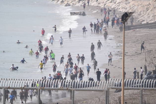 Hundreds of people swim across to Ceuta from Morocco, with a crowd waiting on the other side of the border. Several migrants attempt to swim across the border on July 30, 2026, in Ceuta, Spain. Hundreds of people of Maghreb origin have crossed into Ceuta from Morocco throughout the morning, both by swimming and via the breakwater, and a crowd is waiting on the other side of the border to enter the autonomous city in the same way. Over the past week, more than 2,000 migrants have already done so. JULY 30, 2026 Europa Press 07 30 2026 Ceuta, Spain  Copyright: xEuropaxPressx 7695271