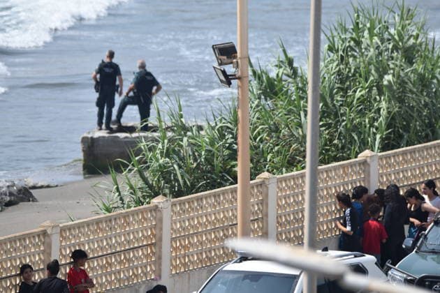 Hundreds of people are swimming across to Ceuta from Morocco, with a crowd waiting on the other side of the border. Two Civil Guard officers are patrolling the border on July 30, 2026, in Ceuta, Spain. Hundreds of people of Maghreb origin have crossed into Ceuta from Morocco throughout the morning, either by swimming or along the breakwater, and a crowd is waiting on the other side of the border to enter the autonomous city in the same way. Over the past week, more than 2,000 migrants have already done so. JULY 30, 2026 Europa Press 07 30 2026 Ceuta, Spain  Copyright: xEuropaxPressx 7695276