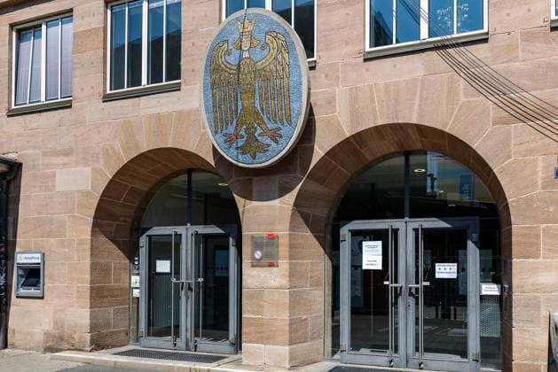 Stadtspitze der Stadt Nürnberg informiert über sofortige Haushaltssperre, Nürnberg, 30.07.2026 Eingangsbereich des Rathauses am Hauptmarkt 18. Über den Rundbogenportalen ist das Wappen des Oberbürgermeisters als vergoldetes Mosaik-Medaillon an der Sandsteinfassade angebracht. Nürnberg Bayern Deutschland *** Nuremberg City Leaders Announce Immediate Budget Freeze, Nuremberg, July 30, 2026 Entrance area of City Hall at Hauptmarkt 18 Above the arched portals, the mayor’s coat of arms is mounted on the sandstone facade as a gilded mosaic medallion Nuremberg Bavaria Germany 20260730-1V9A6548-M4000