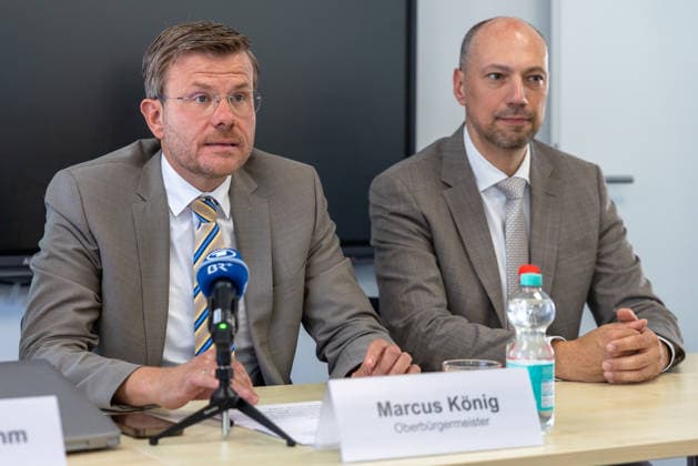 Stadtspitze der Stadt Nürnberg informiert über sofortige Haushaltssperre, Nürnberg, 30.07.2026 Oberbürgermeister Marcus König spricht bei einer Pressekonferenz zur Haushaltssperre der Stadt Nürnberg in ein Mikrofon, sein Gesichtsausdruck wirkt konzentriert und ernst. Neben ihm sitzt 2. Bürgermeister Andreas Krieglstein mit nachdenklicher Miene und gefalteten Händen. Nürnberg Bayern Deutschland *** Nuremberg City Leaders Announce Immediate Budget Freeze, Nuremberg, July 30, 2026 Mayor Marcus König speaks into a microphone at a press conference regarding the budget freeze in the city of Nuremberg, his expression is focused and serious. Seated next to him is Deputy Mayor Andreas Krieglstein, with a pensive look on his face and his ha 20260730-1V9A6412-M4000