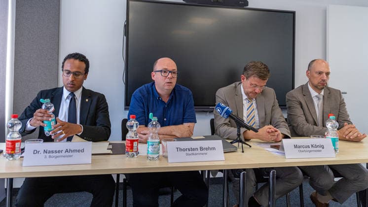 Stadtspitze der Stadt Nürnberg informiert über sofortige Haushaltssperre, Nürnberg, 30.07.2026 Pressekonferenz zur sofortigen Haushaltssperre der Stadt Nürnberg. Am Tisch sitzen (v.l.): Dr. Nasser Ahmed (3. Bürgermeister), Thorsten Brehm (Stadtkämmerer), Marcus König (Oberbürgermeister) sowie 2. Bürgermeister Andreas Krieglstein. Die Gesichtsausdrücke wirken ernst und angespannt. Nürnberg Bayern Deutschland *** Nuremberg City Leaders Announce Immediate Budget Freeze, Nuremberg, July 30, 2026 Press Conference on the Immediate Budget Freeze in the City of Nuremberg Seated at the table, from left: Dr. Nasser Ahmed, 3rd Mayor; Thorsten Brehm, City Treasurer; Marcus König, Lord Mayor, and Deputy Mayor Andreas Krieglstein. Their facia 20260730-1V9A6446-M4000