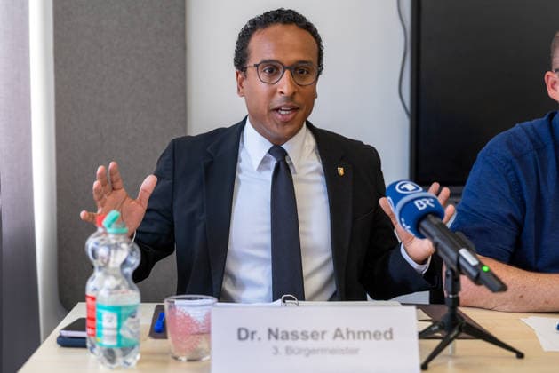 Stadtspitze der Stadt Nürnberg informiert über sofortige Haushaltssperre, Nürnberg, 30.07.2026 3. Bürgermeister Dr. Nasser Ahmed spricht an einem Tisch bei einer Pressekonferenz. Er gestikuliert mit beiden Händen und wirkt engagiert und erklärend. Ein BR-Mikrofon ist im Vordergrund sichtbar. Nürnberg Bayern Deutschland *** Nuremberg City Leaders Announce Immediate Budget Freeze, Nuremberg, July 30, 2026: Mayor Dr. Nasser Ahmed speaks while seated at a table during a press conference. He gestures with both hands and appears engaged and explanatory. A BR microphone is visible in the foreground. Nuremberg, Bavaria, Germany 20260730-1V9A6505-M4000