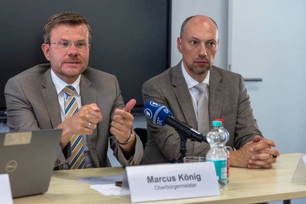 Stadtspitze der Stadt Nürnberg informiert über sofortige Haushaltssperre, Nürnberg, 30.07.2026 Oberbürgermeister Marcus König erläutert bei einer Pressekonferenz mit entschlossener Miene und gestikulierenden Händen die Gründe für die sofortige Haushaltssperre. Neben ihm sitzt 2. Bürgermeister Andreas Krieglstein mit ernstem, konzentriertem Gesichtsausdruck und gefalteten Händen. Vor beiden steht ein Mikrofon des Bayerischen Rundfunks. Nürnberg Bayern Deutschland *** Nuremberg City Leaders Announce Immediate Budget Freeze, Nuremberg, July 30, 2026: At a press conference, Mayor Marcus König explains the reasons for the immediate budget freeze with a determined expression and gesturing hands. Seated next to him is Deputy Mayor And 20260730-1V9A6524-M4000