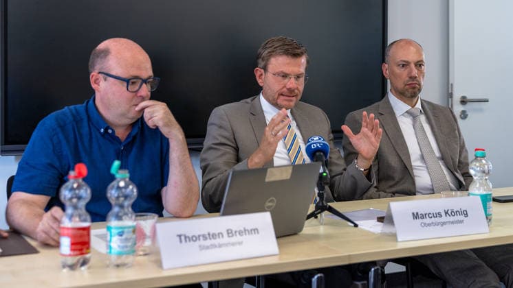 Stadtspitze der Stadt Nürnberg informiert über sofortige Haushaltssperre, Nürnberg, 30.07.2026 Stadtkämmerer Thorsten Brehm, Oberbürgermeister Marcus König und 2. Bürgermeister Andreas Krieglstein informieren bei einer Pressekonferenz über die verhängte Haushaltssperre. König erläutert mit gestikulierenden Händen die Hintergründe, während Brehm nachdenklich wirkt und Krieglstein konzentriert zuhört. Nürnberg Bayern Deutschland *** Nuremberg City Leaders Announce Immediate Budget Freeze, Nuremberg, July 30, 2026 City Treasurer Thorsten Brehm, Mayor Marcus König and Deputy Mayor Andreas Krieglstein provide information about the imposed budget freeze at a press conference. König explains the background with animated hand gestu 20260730-1V9A6529-M4000