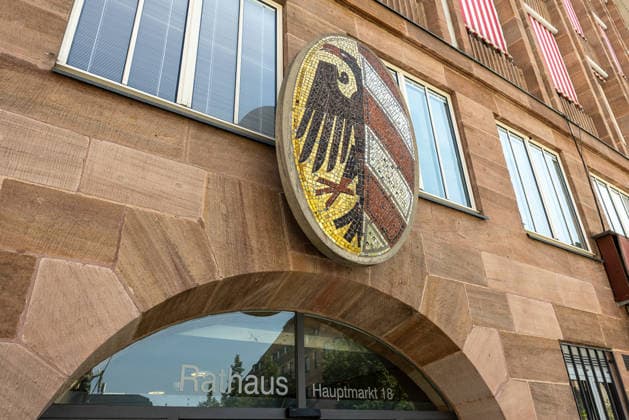 Stadtspitze der Stadt Nürnberg informiert über sofortige Haushaltssperre, Nürnberg, 30.07.2026 Mosaik mit Stadtwappen über dem Eingang des Rathauses am Hauptmarkt 18. Die Stadt Nürnberg informiert nach Erlass einer Haushaltssperre bei einer Pressekonferenz. Nürnberg Bayern Deutschland *** Nuremberg City Leaders Announce Immediate Budget Freeze, Nuremberg, July 30, 2026 Mosaic featuring the city coat of arms above the entrance to City Hall at Hauptmarkt 18 The City of Nuremberg provides information at a press conference following the imposition of a budget freeze Nuremberg, Bavaria, Germany 20260730-1V9A6532-M4000