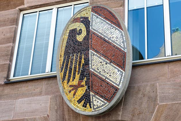 Stadtspitze der Stadt Nürnberg informiert über sofortige Haushaltssperre, Nürnberg, 30.07.2026 Mosaik mit Stadtwappen von Nürnberg an der Fassade des Rathauses. Nürnberg Bayern Deutschland *** Nuremberg City Leaders Announce Immediate Budget Freeze, Nuremberg, July 30, 2026 Mosaic featuring the Nuremberg coat of arms on the facade of City Hall, Nuremberg, Bavaria, Germany 20260730-1V9A6538-M4000
