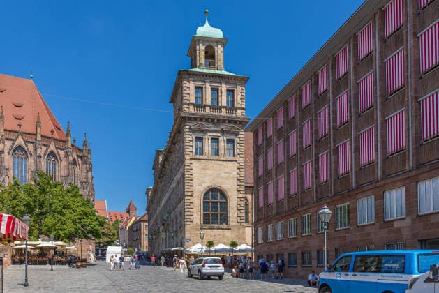 Stadtspitze der Stadt Nürnberg informiert über sofortige Haushaltssperre, Nürnberg, 30.07.2026 Das Nürnberger Alte Rathaus mit seinem markanten Renaissanceturm am Hauptmarkt. Im Hintergrund links die Sebalduskirche. Nürnberg Bayern Deutschland *** Nuremberg City Leaders Announce Immediate Budget Freeze, Nuremberg, July 30, 2026 Nuremberg’s Old Town Hall with its striking Renaissance tower on the Main Market Square. In the background on the left is St. Sebald’s Church, Nuremberg, Bavaria, Germany 20260730-1V9A6541-M4000