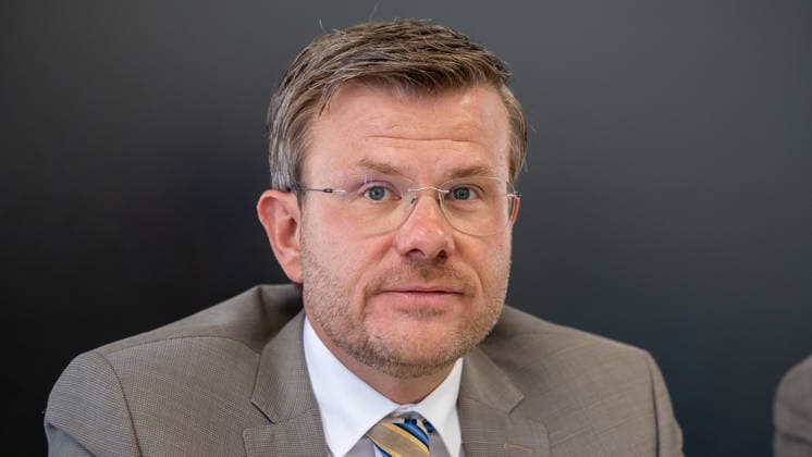 Stadtspitze der Stadt Nürnberg informiert über sofortige Haushaltssperre, Nürnberg, 30.07.2026 Oberbürgermeister Marcus König informiert bei einer Pressekonferenz über die von der Stadt Nürnberg verhängte Haushaltssperre. Sein Gesichtsausdruck wirkt ernst und konzentriert. Nürnberg Bayern Deutschland *** Nuremberg City Leaders Announce Immediate Budget Freeze, Nuremberg, July 30, 2026 Mayor Marcus König provides information at a press conference about the budget freeze imposed by the City of Nuremberg. His expression is serious and focused. Nuremberg, Bavaria, Germany 20260730-286A3184-M4000