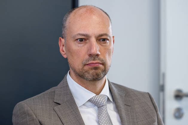 Stadtspitze der Stadt Nürnberg informiert über sofortige Haushaltssperre, Nürnberg, 30.07.2026 2. Bürgermeister Andreas Krieglstein bei einer Pressekonferenz zur Haushaltssperre der Stadt Nürnberg. Sein Blick wirkt ernst und konzentriert, die Mimik angespannt. Nürnberg Bayern Deutschland *** Nuremberg City Leaders Announce Immediate Budget Freeze, Nuremberg, July 30, 2026 2 Mayor Andreas Krieglstein at a press conference on the budget freeze in the city of Nuremberg. He looks serious and focused, his facial expression tense. Nuremberg, Bavaria, Germany 20260730-286A3197-M4000