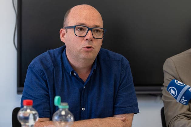 Stadtspitze der Stadt Nürnberg informiert über sofortige Haushaltssperre, Nürnberg, 30.07.2026 Stadtkämmerer Thorsten Brehm spricht bei einer Pressekonferenz zur kurzfristig erlassenen Haushaltssperre der Stadt Nürnberg. Sein Gesichtsausdruck wirkt konzentriert und ernst, während er die Situation erläutert. Ein Mikrofon des Bayerischen Rundfunks ist im Vordergrund zu sehen. Nürnberg Bayern Deutschland *** Nuremberg City Leaders Announce Immediate Budget Freeze, Nuremberg, July 30, 2026 City Treasurer Thorsten Brehm speaks at a press conference regarding the budget freeze imposed on short notice by the City of Nuremberg. His expression appears focused and serious, as he explains the situation. A microphone from Bayerischer Rundfunk 20260730-286A3206-M4000