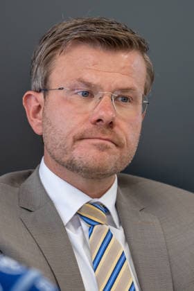 Stadtspitze der Stadt Nürnberg informiert über sofortige Haushaltssperre, Nürnberg, 30.07.2026 Oberbürgermeister Marcus König bei einer Pressekonferenz zur Haushaltssperre der Stadt Nürnberg. Sein Gesichtsausdruck wirkt nachdenklich und ernst. Nürnberg Bayern Deutschland *** Nuremberg City Leaders Announce Immediate Budget Freeze, Nuremberg, July 30, 2026 Mayor Marcus König at a press conference on the budget freeze in the city of Nuremberg. He looks pensive and serious. Nuremberg, Bavaria, Germany 20260730-286A3212-M4000