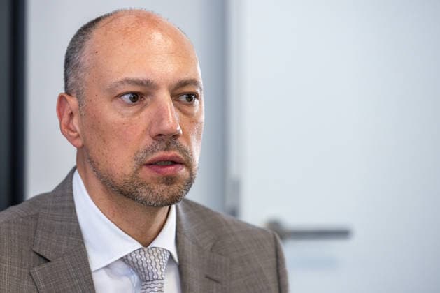 Stadtspitze der Stadt Nürnberg informiert über sofortige Haushaltssperre, Nürnberg, 30.07.2026 2. Bürgermeister Andreas Krieglstein spricht bei einer Pressekonferenz zur Haushaltssperre der Stadt Nürnberg. Sein Gesichtsausdruck wirkt ernst und konzentriert. Nürnberg Bayern Deutschland *** Nuremberg City Leaders Announce Immediate Budget Freeze, Nuremberg, July 30, 2026 2 Mayor Andreas Krieglstein speaks at a press conference regarding the budget freeze in the city of Nuremberg. His expression is serious and focused. Nuremberg, Bavaria, Germany 20260730-286A3229-M4000