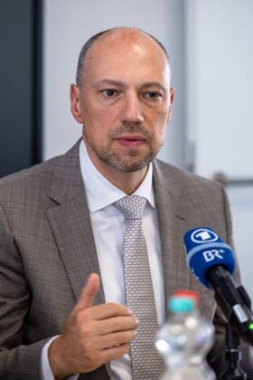 Stadtspitze der Stadt Nürnberg informiert über sofortige Haushaltssperre, Nürnberg, 30.07.2026 Der 2. Bürgermeister Andreas Krieglstein (CSU) spricht bei einer Pressekonferenz zur sofortigen Haushaltssperre. Er gestikuliert mit der rechten Hand und wirkt konzentriert und bestimmt. Im Vordergrund sind Mikrofone von ARD und BR zu sehen. Nürnberg Bayern Deutschland *** Nuremberg City Leaders Announce Immediate Budget Freeze, Nuremberg, July 30, 2026: Deputy Mayor Andreas Krieglstein (CSU) speaks at a press conference regarding the immediate budget freeze. He gestures with his right hand and appears focused and determined. Microphones from ARD and BR are visible in the foreground. Nuremberg, Bavaria, Germany 20260730-286A3234-M4000