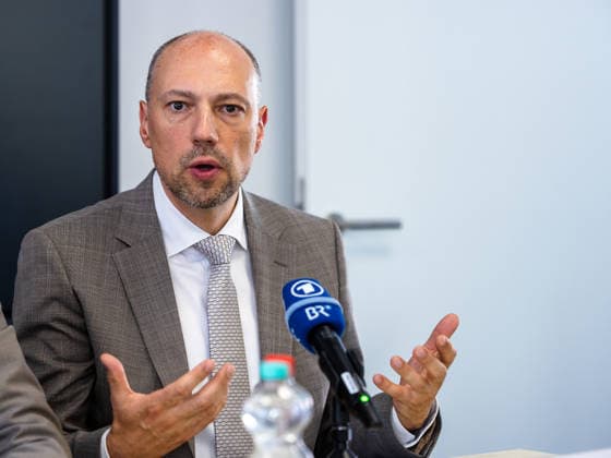 Stadtspitze der Stadt Nürnberg informiert über sofortige Haushaltssperre, Nürnberg, 30.07.2026 2. Bürgermeister Andreas Krieglstein (CSU) spricht bei einer Pressekonferenz zur sofortigen Haushaltssperre. Er gestikuliert mit beiden Händen und wirkt erklärend und engagiert. Im Vordergrund sind Mikrofone von ARD und BR zu sehen. Nürnberg Bayern Deutschland *** Nuremberg City Leaders Announce Immediate Budget Freeze, Nuremberg, July 30, 2026: Mayor Andreas Krieglstein (CSU) speaks at a press conference about the immediate budget freeze. He gestures with both hands and appears to be explaining the situation with enthusiasm. Microphones from ARD and BR are visible in the foreground. Nuremberg, Bavaria, Germany 20260730-286A3239-M4000