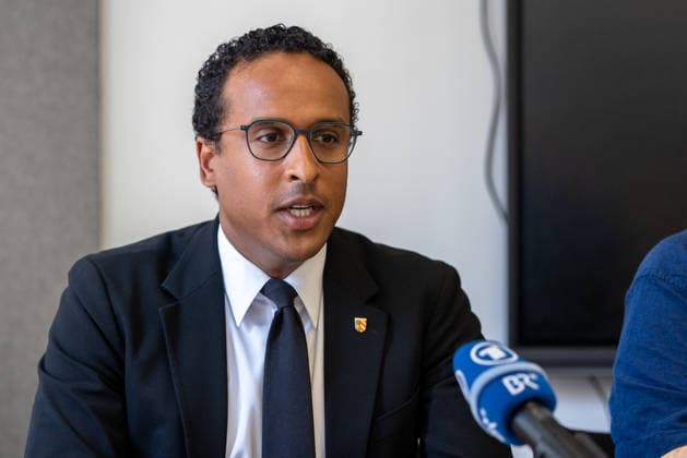 Stadtspitze der Stadt Nürnberg informiert über sofortige Haushaltssperre, Nürnberg, 30.07.2026 3. Bürgermeister Dr. Nassar Ahmed (SPD) spricht bei einer Pressekonferenz zur sofortigen Haushaltssperre der Stadt Nürnberg in ein Mikrofon des Bayerischen Rundfunks. Sein Gesichtsausdruck wirkt konzentriert und ernst. Nürnberg Bayern Deutschland *** Nuremberg City Leaders Announce Immediate Budget Freeze, Nuremberg, July 30, 2026: Mayor Dr. Nassar Ahmed (SPD) speaks into a Bavarian Broadcasting microphone during a press conference on the immediate budget freeze in the city of Nuremberg. His expression appears focused and serious. Nuremberg, Bavaria, Germany 20260730-286A3261-M4000