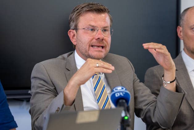 Stadtspitze der Stadt Nürnberg informiert über sofortige Haushaltssperre, Nürnberg, 30.07.2026 Oberbürgermeister Marcus König, CSU, erläutert bei einer Pressekonferenz mit sichtlich engagierter Gestik die Gründe für die sofortige Haushaltssperre der Stadt. Sein Gesichtsausdruck wirkt konzentriert und nachdrücklich, während er die Situation erklärt. Im Hintergrund ist ein weiterer Vertreter der Stadtspitze zu sehen. Nürnberg Bayern Deutschland *** Nuremberg City Leaders Announce Immediate Budget Freeze, Nuremberg, July 30, 2026 Mayor Marcus König, CSU, explains the reasons for the city’s immediate budget freeze at a press conference, using visibly animated gestures. His facial expression appears focused and emphatic as he explai 20260730-286A3302-M4000