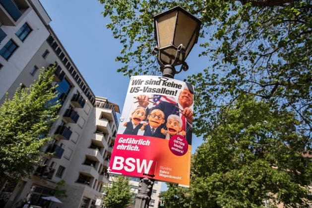 Wahlplakate von BSW wir sind keine vasallen in Magdeburg am 30. Juli 2026. Landtagswahlen in Sachsen-Anhalt *** Election posters from BSW: We Are Not Vassals in Magdeburg on July 30, 2026—State Elections in Saxony-Anhalt