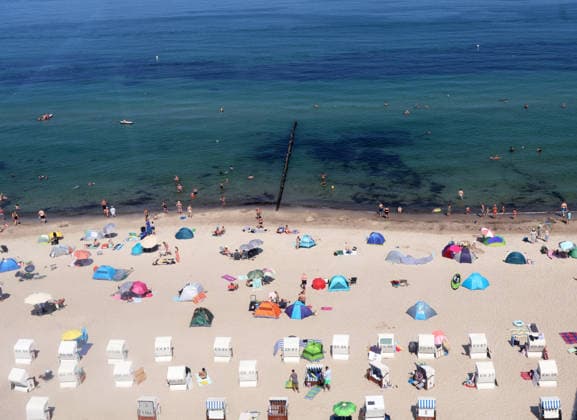 Sommer und Hitze an der Ostsse in MV Kühlungsborn 30 .07.2026 Sommer an der Ostseeküste bei über 30 Grad Der Ostseestrand mit Strandkörben und Strandmuscheln von oben 25,07.2026 Copyright by: Lutz Bongarts Kühlungsborn Ort Mecklenburg-Vorpommern Deutschland *** Summer and Heat on the Baltic Sea Coast in Mecklenburg-Western Pomerania, Kühlungsborn, July 30, 2026 Summer on the Baltic Sea coast with temperatures over 30 degrees A bird s-eye view of the Baltic Sea beach with beach chairs and beach shelters , July 25, 2026 Copyright by Lutz Bongarts Kühlungsbo