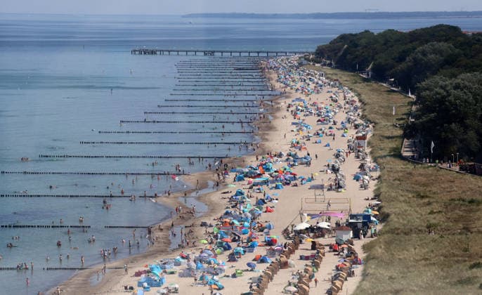 Sommer und Hitze an der Ostsse in MV Kühlungsborn 30 .07.2026 Sommer an der Ostseeküste bei über 30 Grad Der Ostseestrand mit Strandkörben und Strandmuscheln von oben in Kühlungsborn Im Hintergrund die Seebrücke 25,07.2026 Copyright by: Lutz Bongarts Kühlungsborn Ort Mecklenburg-Vorpommern Deutschland *** Summer and Heat on the Baltic Sea Coast in Mecklenburg-Western Pomerania, Kühlungsborn, July 30, 2026 Summer on the Baltic Sea coast with temperatures over 30 degrees A bird s-eye view of the Baltic Sea beach with beach chairs and beach huts in Kühlungsborn. The 25 pier in the background,July 2026 Soccer, f