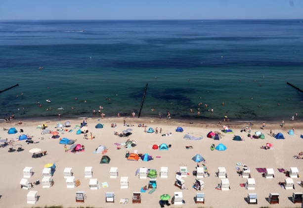 Sommer und Hitze an der Ostsse in MV Kühlungsborn 30 .07.2026 Sommer an der Ostseeküste bei über 30 Grad Der Ostseestrand mit Strandkörben und Strandmuscheln von oben 25,07.2026 Copyright by: Lutz Bongarts Kühlungsborn Ort Mecklenburg-Vorpommern Deutschland *** Summer and Heat on the Baltic Sea Coast in Mecklenburg-Western Pomerania, Kühlungsborn, July 30, 2026 Summer on the Baltic Sea coast with temperatures over 30 degrees A bird s-eye view of the Baltic Sea beach with beach chairs and beach shelters , July 25, 2026 Copyright by Lutz Bongarts Kühlungsbo