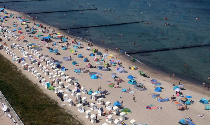 Sommer und Hitze an der Ostsse in MV Kühlungsborn 30 .07.2026 Sommer an der Ostseeküste bei über 30 Grad Der Ostseestrand mit Strandkörben und Strandmuscheln von oben 25,07.2026 Copyright by: Lutz Bongarts Kühlungsborn Ort Mecklenburg-Vorpommern Deutschland *** Summer and Heat on the Baltic Sea Coast in Mecklenburg-Western Pomerania, Kühlungsborn, July 30, 2026 Summer on the Baltic Sea coast with temperatures over 30 degrees A bird s-eye view of the Baltic Sea beach with beach chairs and beach shelters , July 25, 2026 Copyright by Lutz Bongarts Kühlungsbo