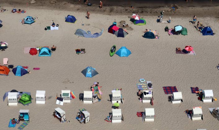 Sommer und Hitze an der Ostsse in MV Kühlungsborn 30 .07.2026 Sommer an der Ostseeküste bei über 30 Grad Der Ostseestrand mit Strandkörben und Strandmuscheln von oben 25,07.2026 Copyright by: Lutz Bongarts Kühlungsborn Ort Mecklenburg-Vorpommern Deutschland *** Summer and Heat on the Baltic Sea Coast in Mecklenburg-Western Pomerania, Kühlungsborn, July 30, 2026 Summer on the Baltic Sea coast with temperatures over 30 degrees A bird s-eye view of the Baltic Sea beach with beach chairs and beach shelters , July 25, 2026 Copyright by Lutz Bongarts Kühlungsbo
