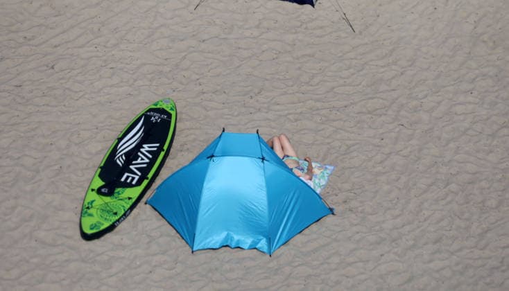 Sommer und Hitze an der Ostsse in MV Kühlungsborn 30 .07.2026 Sommer an der Ostseeküste bei über 30 Grad Der Ostseestrand mit Strandmuscheln von oben und Surfbrett und Urlauberin, die relaxt 25,07.2026 Copyright by: Lutz Bongarts Kühlungsborn Ort Mecklenburg-Vorpommern Deutschland *** Summer and Heat on the Baltic Sea Coast in Mecklenburg-Western Pomerania, Kühlungsborn, July 30, 2026: Summer on the Baltic Sea coast with temperatures over 30 degrees. A view from above of the Baltic Sea beach with beach huts, a surfboard, and a vacationer, relaxing , July 25, 2026 Soccer, friendly match: FC vs. Hansa Ros