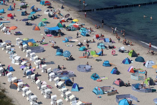 Sommer und Hitze an der Ostsse in MV Kühlungsborn 30 .07.2026 Sommer an der Ostseeküste bei über 30 Grad Der Ostseestrand mit Strandkörben und Strandmuscheln von oben 25,07.2026 Copyright by: Lutz Bongarts Kühlungsborn Ort Mecklenburg-Vorpommern Deutschland *** Summer and Heat on the Baltic Sea Coast in Mecklenburg-Western Pomerania, Kühlungsborn, July 30, 2026 Summer on the Baltic Sea coast with temperatures over 30 degrees A bird s-eye view of the Baltic Sea beach with beach chairs and beach shelters , July 25, 2026 Copyright by Lutz Bongarts Kühlungsbo