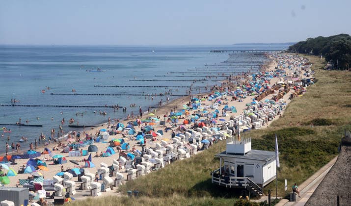 Sommer und Hitze an der Ostsse in MV Kühlungsborn 30 .07.2026 Sommer an der Ostseeküste bei über 30 Grad Der Ostseestrand mit Strandkörben und Strandmuscheln von oben die 3 km lange Küste vorne die Station der DLRG 25,07.2026 Copyright by: Lutz Bongarts Kühlungsborn Ort Mecklenburg-Vorpommern Deutschland *** Summer and Heat on the Baltic Sea Coast in Mecklenburg-Western Pomerania, Kühlungsborn, July 30, 2026: Summer on the Baltic Sea coast with temperatures over 30 degrees. A bird s-eye view of the Baltic Sea beach with beach chairs and beach huts along the 3-kilometer-long coastline; in the foreground, the DLRG Wat