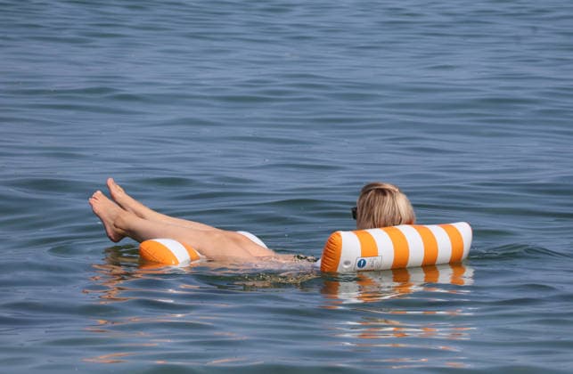 Sommer und Hitze an der Ostsse in MV Kühlungsborn 30 .07.2026 Sommer an der Ostseeküste bei über 30 Grad Abkühlung im Wasser, eine Frau relaxt auf der Luftmatratze 25,07.2026 Copyright by: Lutz Bongarts Kühlungsborn Ort Mecklenburg-Vorpommern Deutschland *** Summer and Heat on the Baltic Sea Coast in Mecklenburg-Western Pomerania, Kühlungsborn, July 30, 2026: Summer on the Baltic Sea coast with temperatures over 30 degrees; cooling off in the water, a woman relaxes on an air mattress. , July 25, 2026: . Copyright by Lutz Bongarts. Kühlungsborn, Mecklenburg