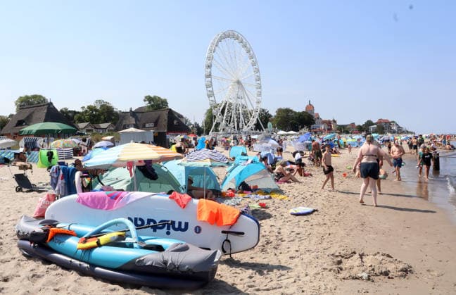 Sommer und Hitze an der Ostsse in MV Kühlungsborn 30 .07.2026 Sommer an der Ostseeküste bei über 30 Grad Strandszene mit Riesenrad und im Vordergrund Surf Bilder 25,07.2026 Copyright by: Lutz Bongarts Kühlungsborn Ort Mecklenburg-Vorpommern Deutschland *** Summer and heat on the Baltic Sea coast in Mecklenburg-Western Pomerania, Kühlungsborn, July 30, 2026. Summer on the Baltic Sea coast with temperatures over 30 degrees. Beach scene with a Ferris wheel and surfers in the foreground. Photos from , July 25, 2026. . Copyright by Lutz Bongarts. Kühlungsborn, M