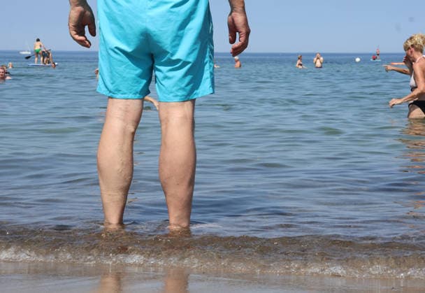 Sommer und Hitze an der Ostsse in MV Kühlungsborn 30 .07.2026 Sommer an der Ostseeküste bei über 30 Grad Vibrionen-Infektion, Ein Urlauber im Ostsee Wasser. 25,07.2026 Copyright by: Lutz Bongarts Kühlungsborn Ort Mecklenburg-Vorpommern Deutschland *** Summer and Heat on the Baltic Sea Coast in Mecklenburg-Western Pomerania, Kühlungsborn, July 30, 2026: Summer on the Baltic Sea coast with temperatures over 30 degrees; Vibrio infection, A vacationer in the Baltic Sea , July 25, 2026 Copyright by Lutz Bongarts Kühlungsborn, Mecklenburg-Western Pomerania, Germ