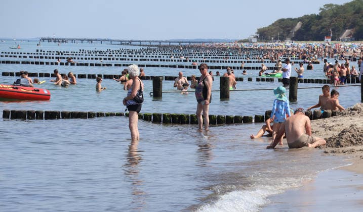 Sommer und Hitze an der Ostsse in MV Kühlungsborn 30 .07.2026 Sommer an der Ostseeküste bei über 30 Grad Vibrionen-Infektion, durch Ostsee Wasser hier Urlauber am Strand im Wasser 25,07.2026 Copyright by: Lutz Bongarts Kühlungsborn Ort Mecklenburg-Vorpommern Deutschland *** Summer and heat on the Baltic Sea coast in Mecklenburg-Western Pomerania, Kühlungsborn, July 30, 2026. Summer on the Baltic Sea coast with temperatures over 30 degrees. Vibrio infection caused by Baltic Sea water; here, vacationers on the beach in the water. , July 25, 2026. . Copyright