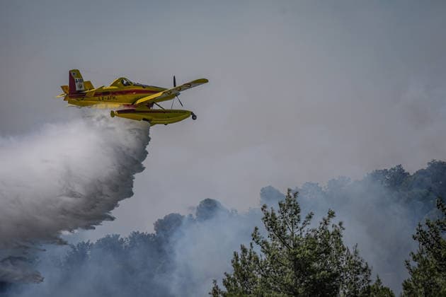Firefighters battle wildfire in Balikesir from air and ground BALIKESIR, TURKIYE - JULY 30: A firefighting aircraft drops water over a forest fire in the Gomec district of Balikesir as aerial and ground crews continue efforts to contain the blaze for a second day, on July 30, 2026 in Balikesir, Turkiye. Sergen Sezgin Anadolu Balikesir Turkey. Editorial use only. Please get in touch for any other usage.  Copyright: x2026xAnadoluxSergenxSezginx