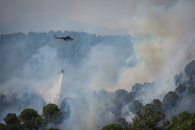 Firefighters battle wildfire in Balikesir from air and ground BALIKESIR, TURKIYE - JULY 30: A firefighting helicopter drops water over a forest fire in the Gomec district of Balikesir as aerial and ground crews continue efforts to contain the blaze for a second day, on July 30, 2026 in Balikesir, Turkiye. Sergen Sezgin Anadolu Balikesir Turkey. Editorial use only. Please get in touch for any other usage.  Copyright: x2026xAnadoluxSergenxSezginx