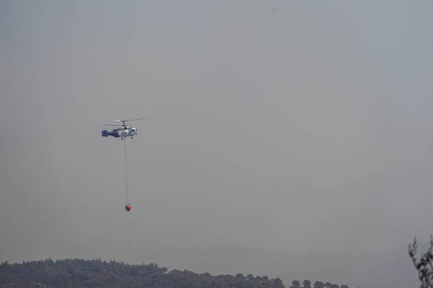 Firefighters battle wildfire in Balikesir from air and ground BALIKESIR, TURKIYE - JULY 30: A firefighting helicopter drops water over a forest fire in the Gomec district of Balikesir as aerial and ground crews continue efforts to contain the blaze for a second day, on July 30, 2026 in Balikesir, Turkiye. Sergen Sezgin Anadolu Balikesir Turkey. Editorial use only. Please get in touch for any other usage.  Copyright: x2026xAnadoluxSergenxSezginx