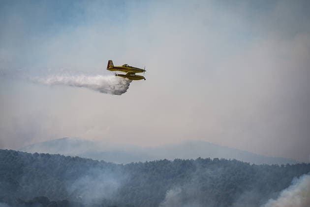 Firefighters battle wildfire in Balikesir from air and ground BALIKESIR, TURKIYE - JULY 30: A firefighting aircraft drops water over a forest fire in the Gomec district of Balikesir as aerial and ground crews continue efforts to contain the blaze for a second day, on July 30, 2026 in Balikesir, Turkiye. Sergen Sezgin Anadolu Balikesir Turkey. Editorial use only. Please get in touch for any other usage.  Copyright: x2026xAnadoluxSergenxSezginx